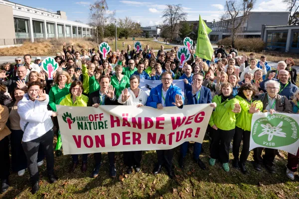 Teilnehmer*innen am Deutschen Naturschutztag fordern "Hands Off Nature"